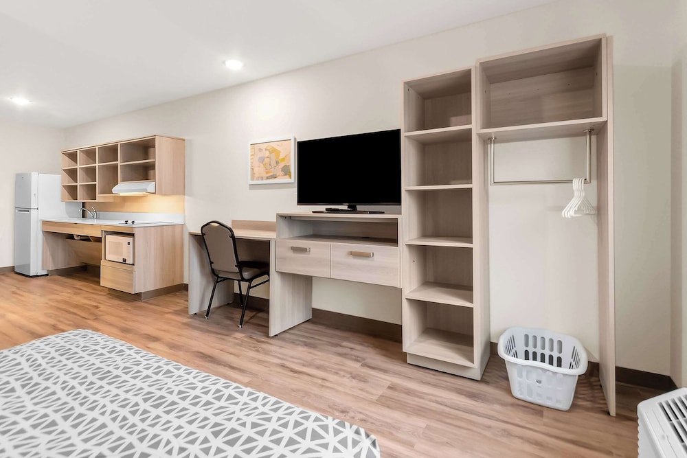 WoodSpring Suites Pensacola West 18/28
