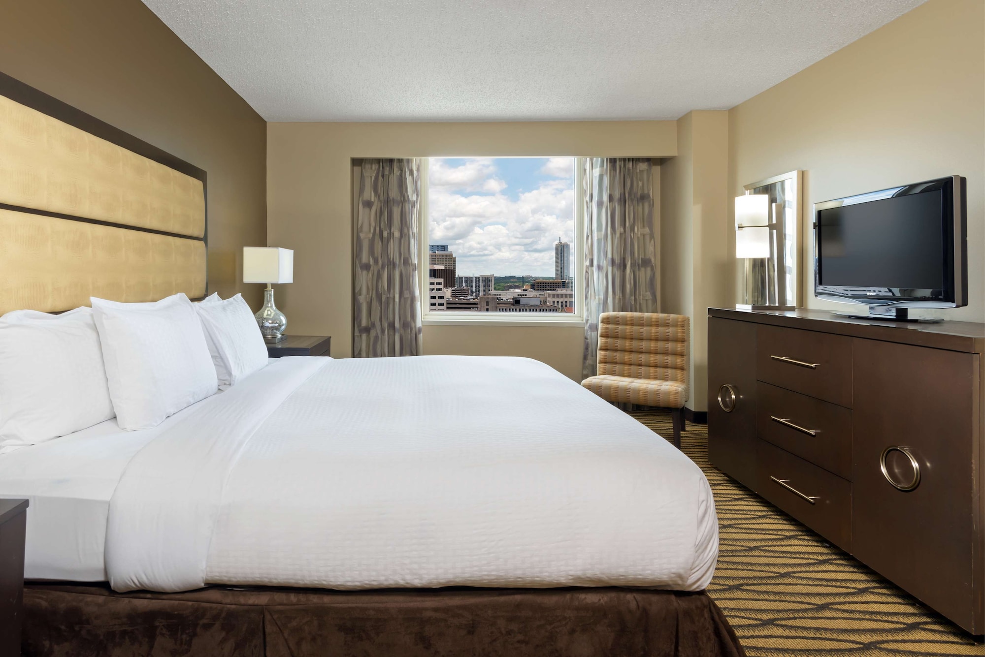 2 BEDROOMS, SUITE, 1 KING AND 2 QUEEN BEDS