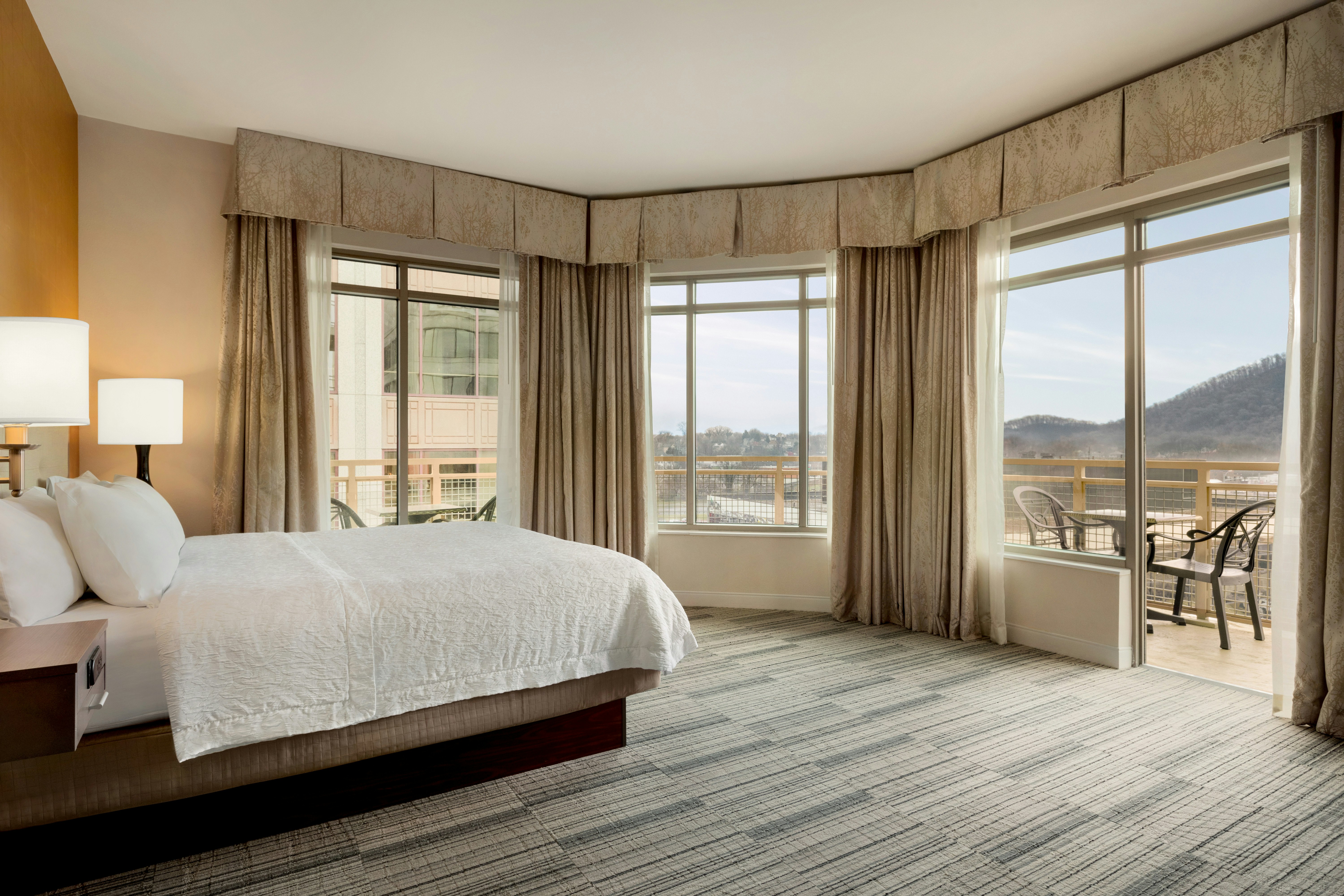 STUDIO, KING BED, CITY VIEW, CORNER