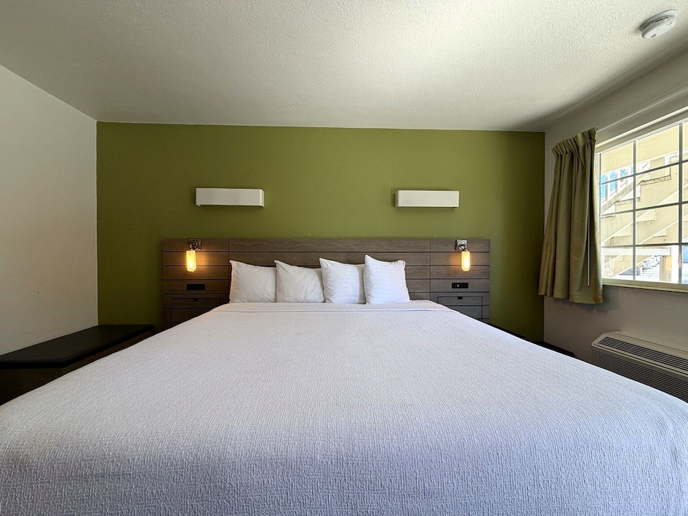 SIGNATURE, KING BED, ACCESSIBLE