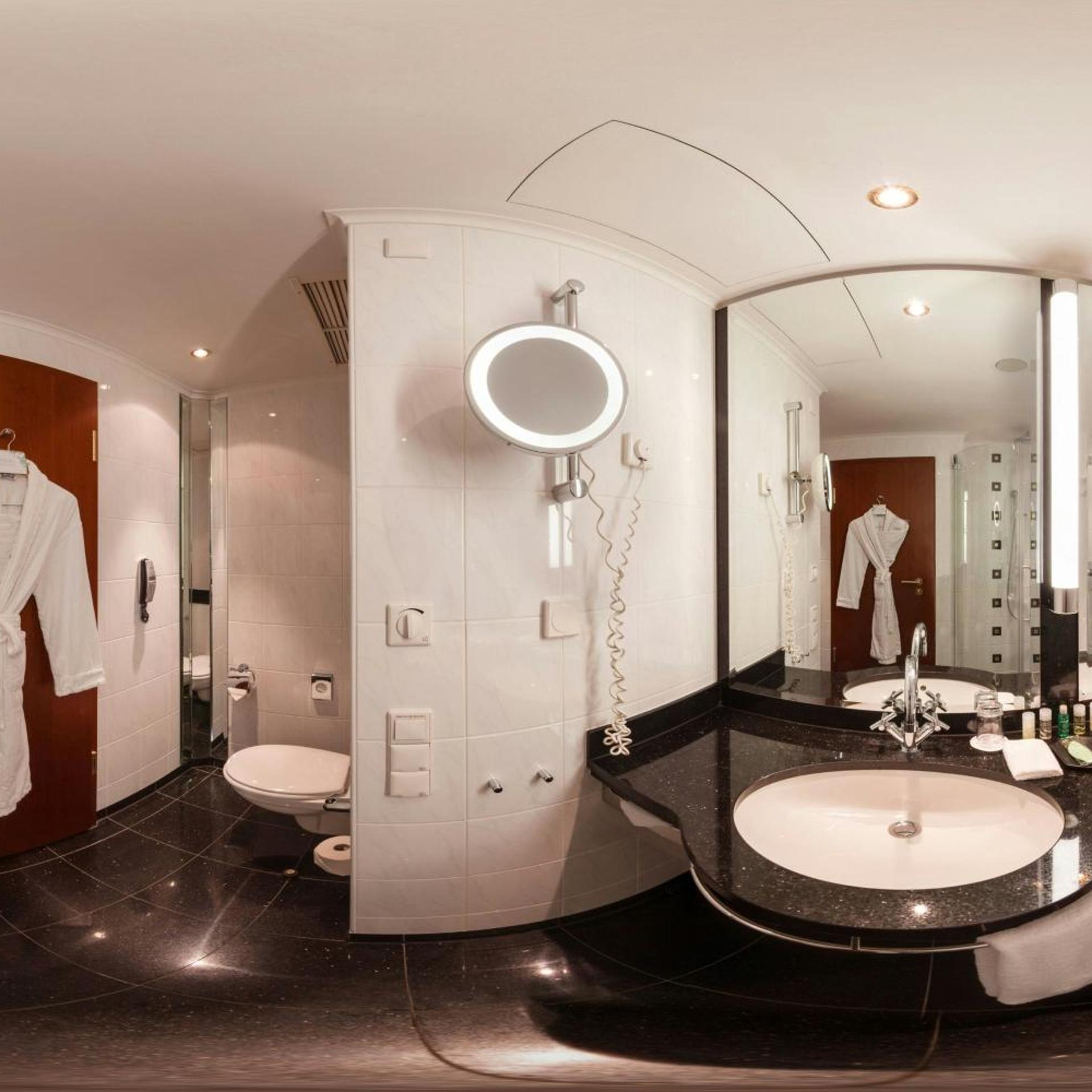 Westin, Club, Guest Room, King Bed, The Westin Grand Munich 4/4