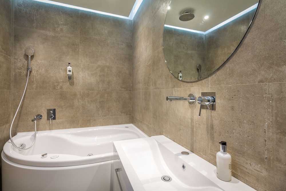 Level Luxury Suites 47/55