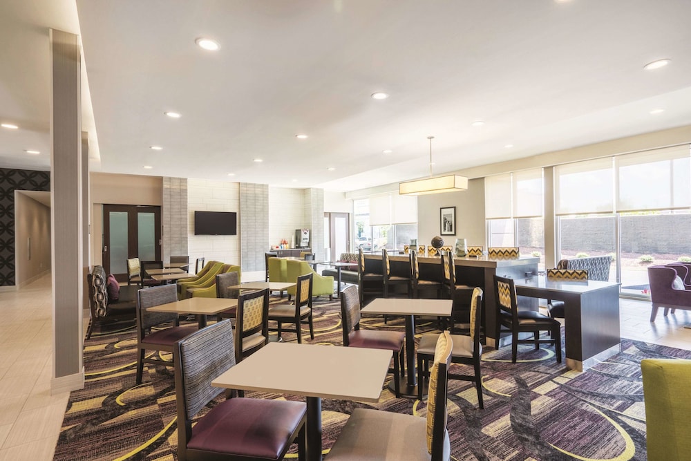 La Quinta Inn & Suites by Wyndham Memphis Downtown 30/36