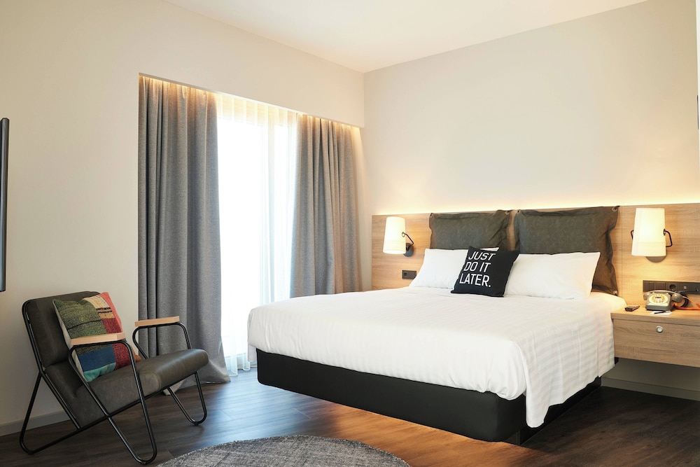 Room, Queen Bed, Pool View