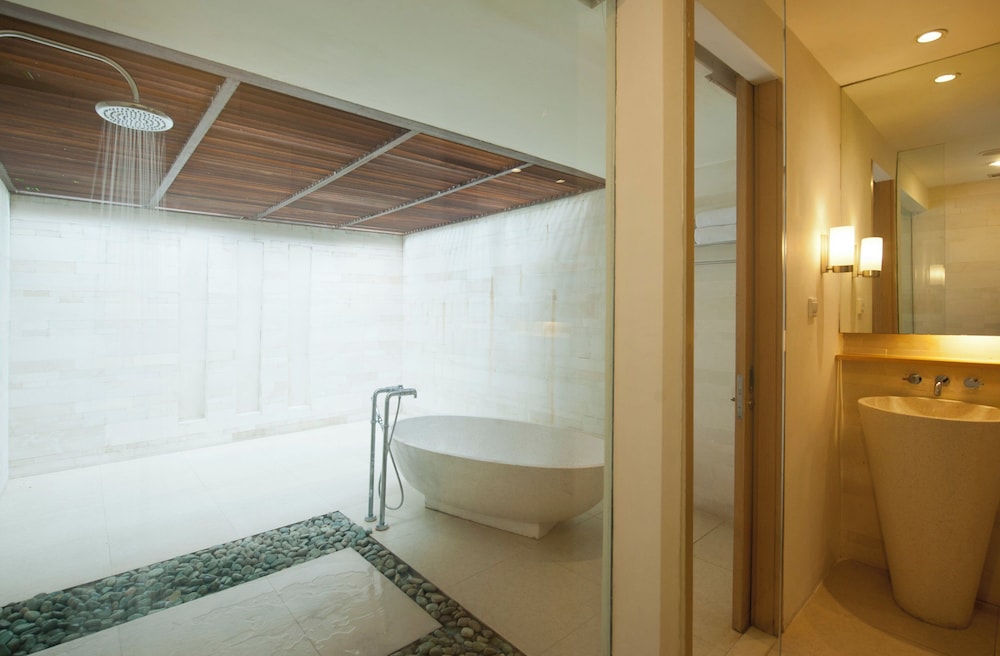 جناح بسرير كينج بإطلالة على الحديقة مع أريكة، HOLIDAY INN RESORT BARUNA BALI 9/10
