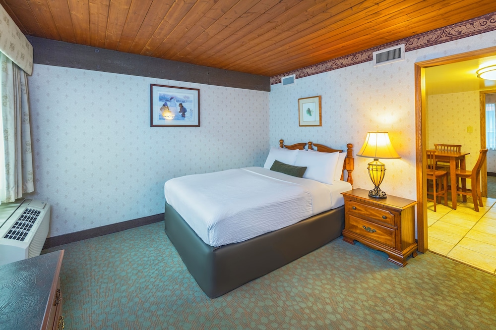 Suite, 2 Queen Beds, Kitchenette