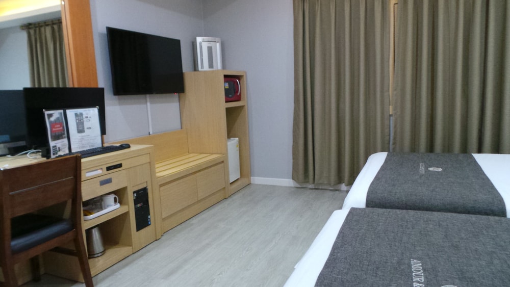 Hotel Amour Symphony 8/49