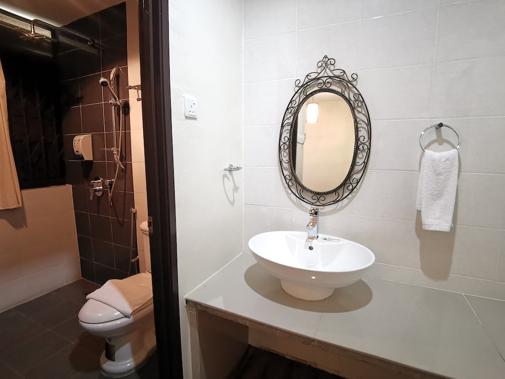 8 BOUTIQUE BY THE SEA HOTEL 45/50