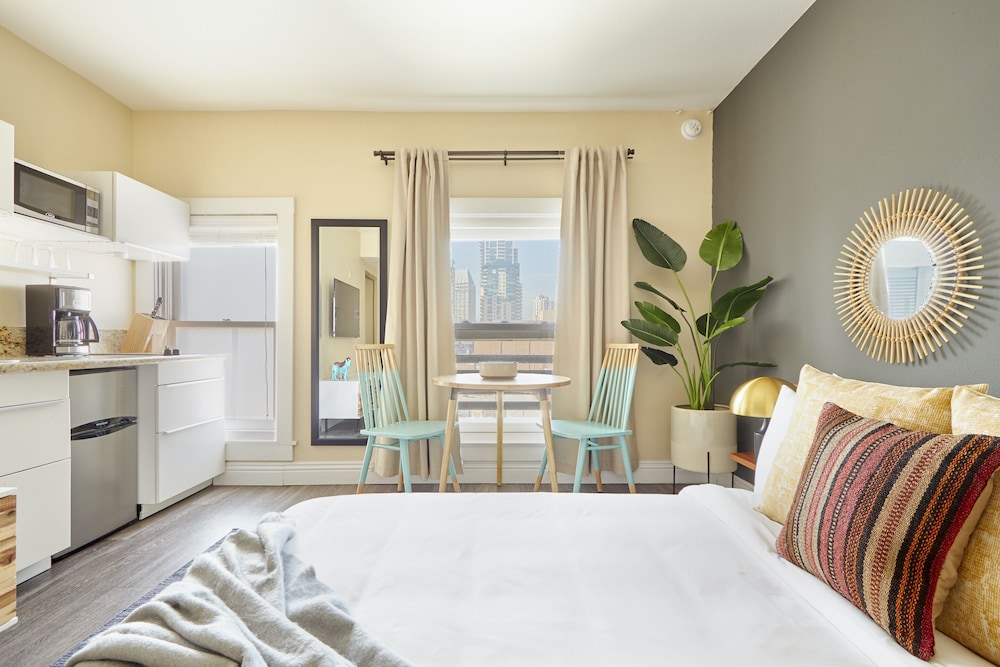 DELUXE, STUDIO, QUEEN BED