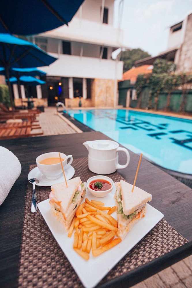 ST. LACHLAN HOTEL AND SUITES 41/64