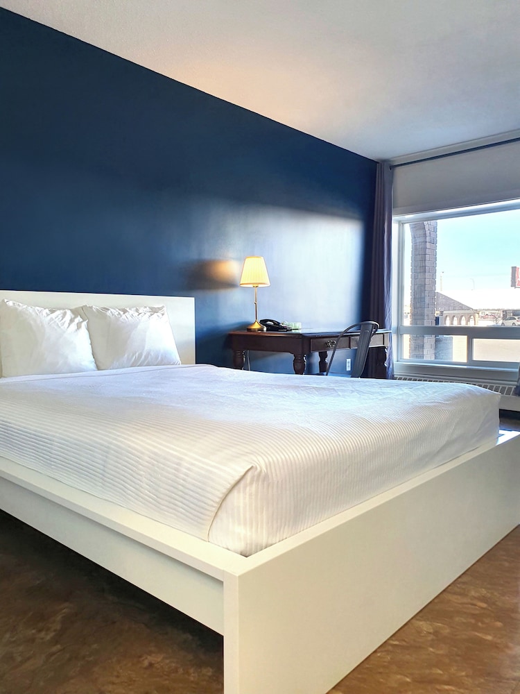 Cloud 9 Inn 23/72