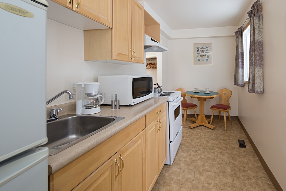 ROOM, TWIN BEDS, QUEEN BED, KITCHEN
