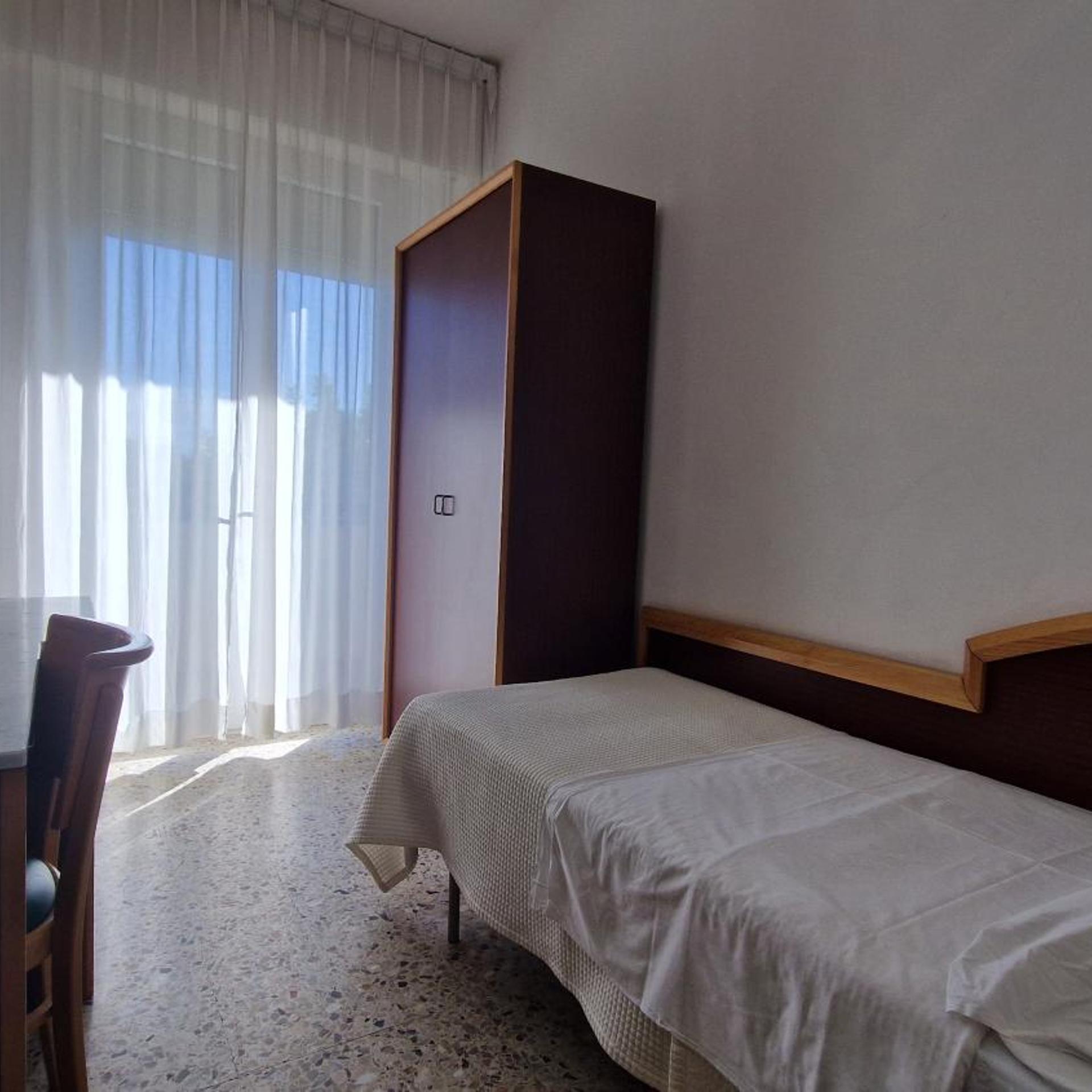 ROOM, SINGLE