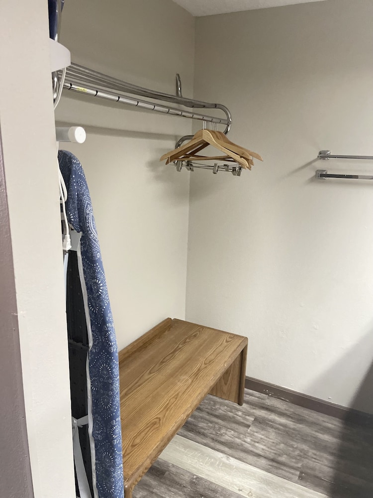 Royal Inn & Suites 11/24