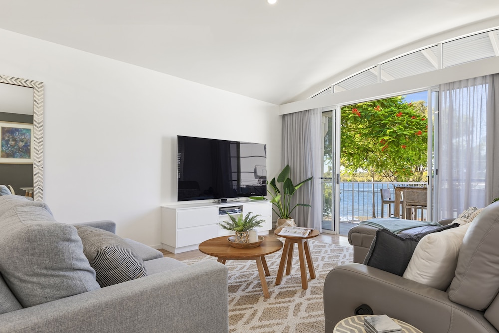 NOOSA OUTRIGGER BEACH RESORT 46/73