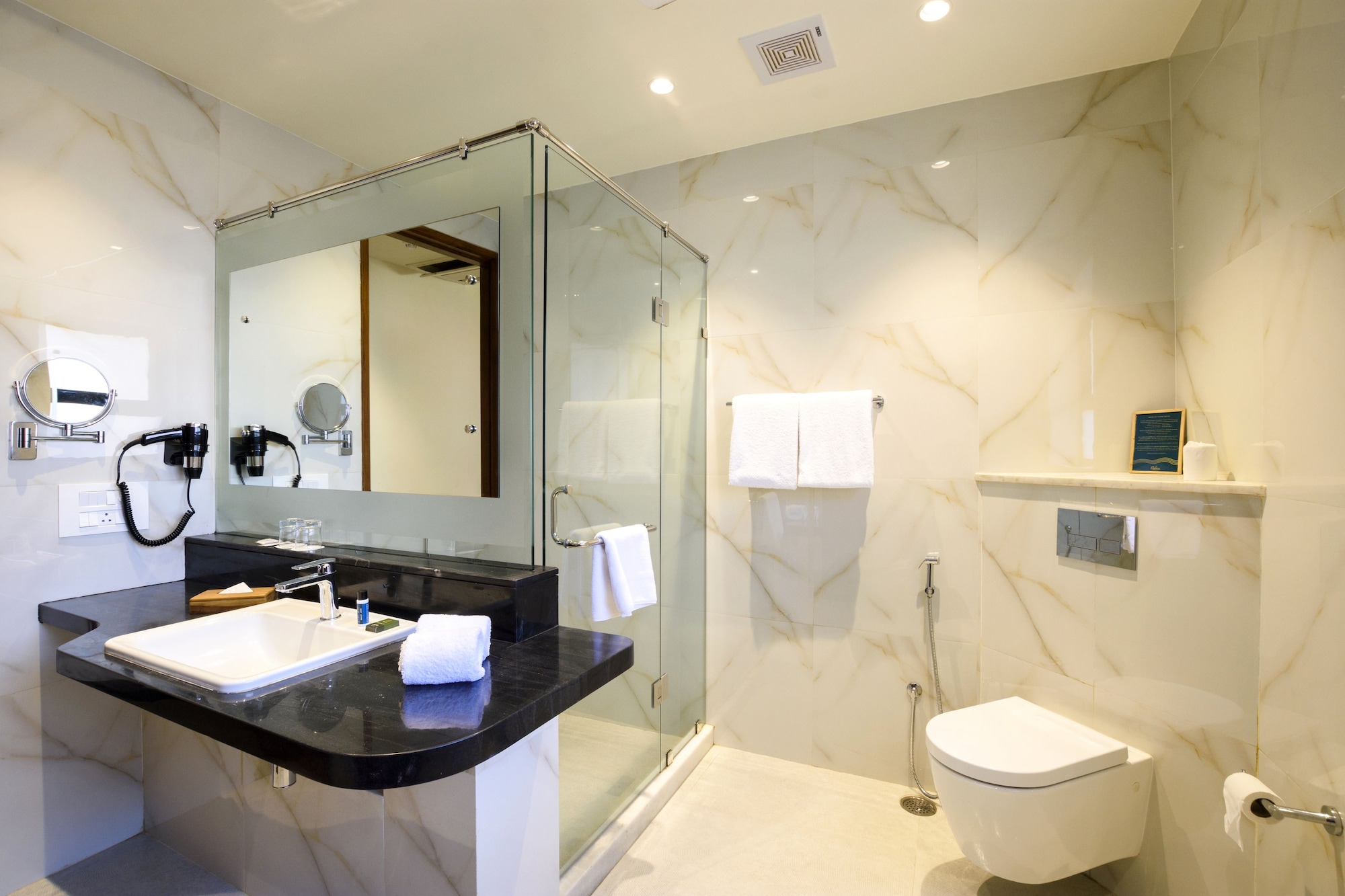 JUNIOR SUITE, KING BED