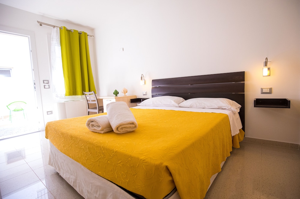 Room, King Bed, Courtyard View, Private Bathroom