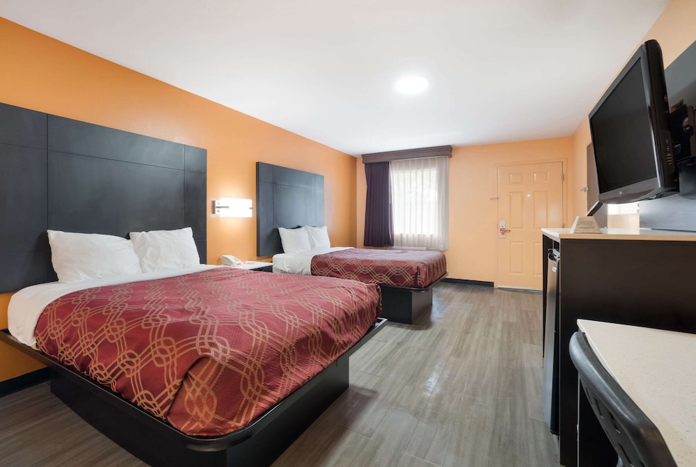 Econo Lodge Ripley 17/30