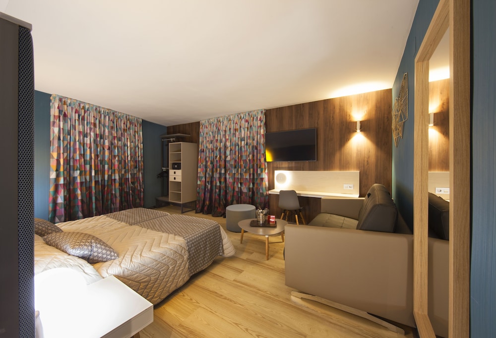 Superior, Twin Beds, Pool View, Sofa, Balcony