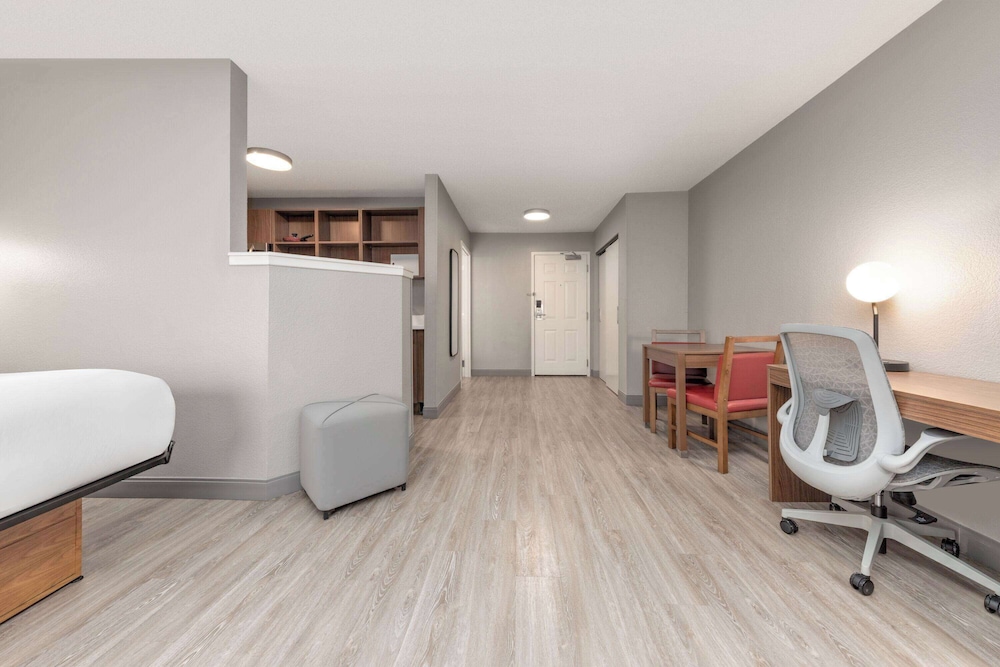 Hawthorn Extended Stay by Wyndham Bedford / Dallas 33/49