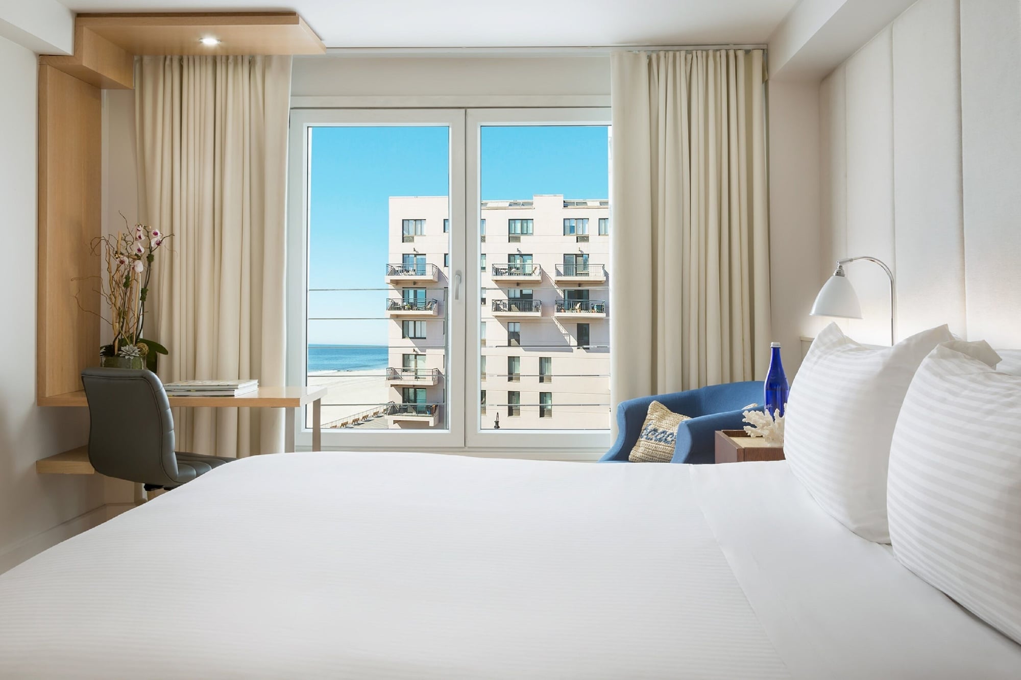 ROOM, KING BED, PARTIAL BEACH VIEW