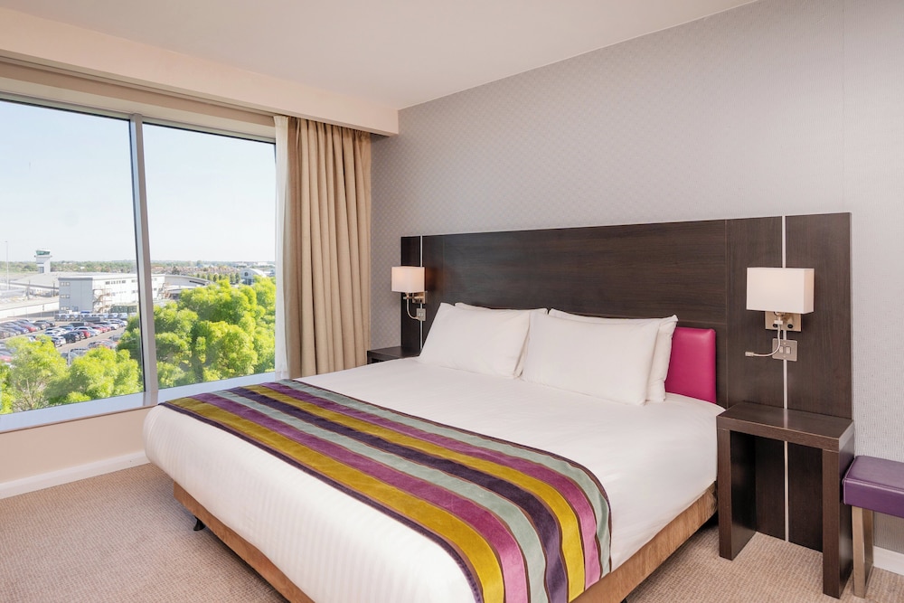 Suite, King Bed, Airport View