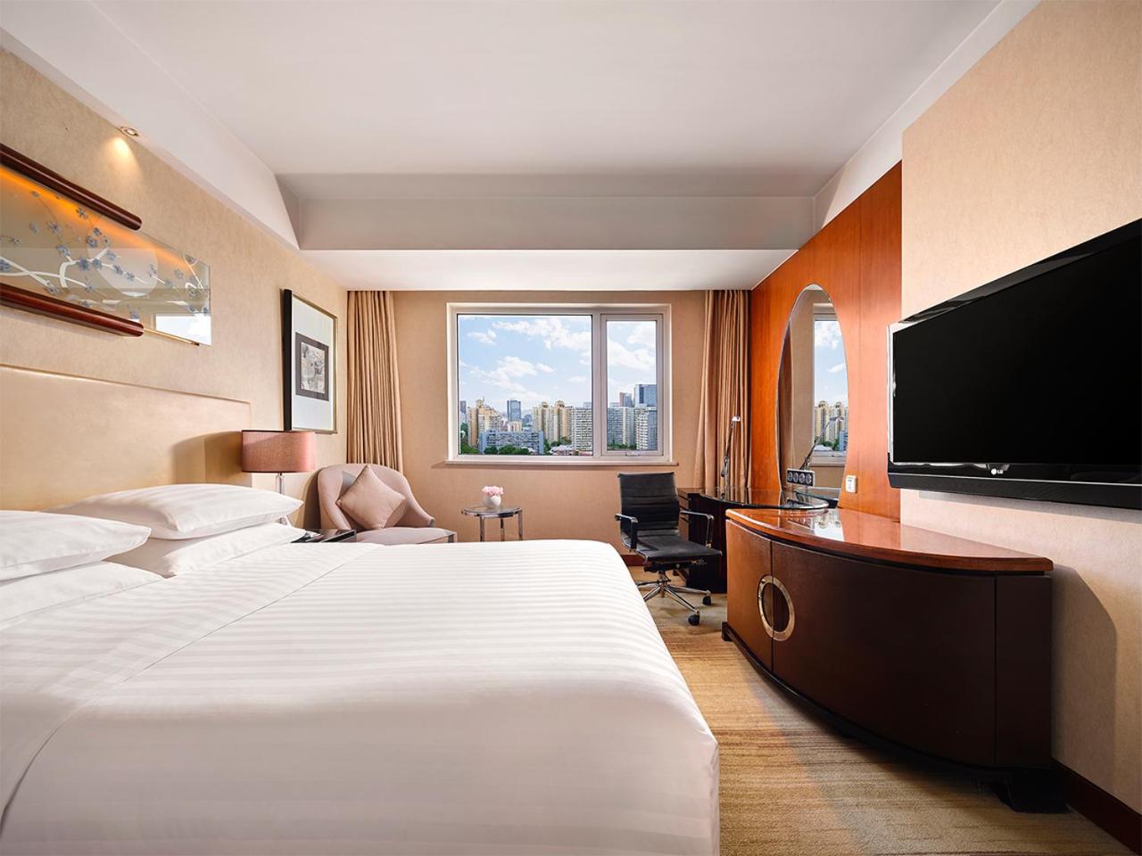City, Superior, Queen Bed, Partial City View
