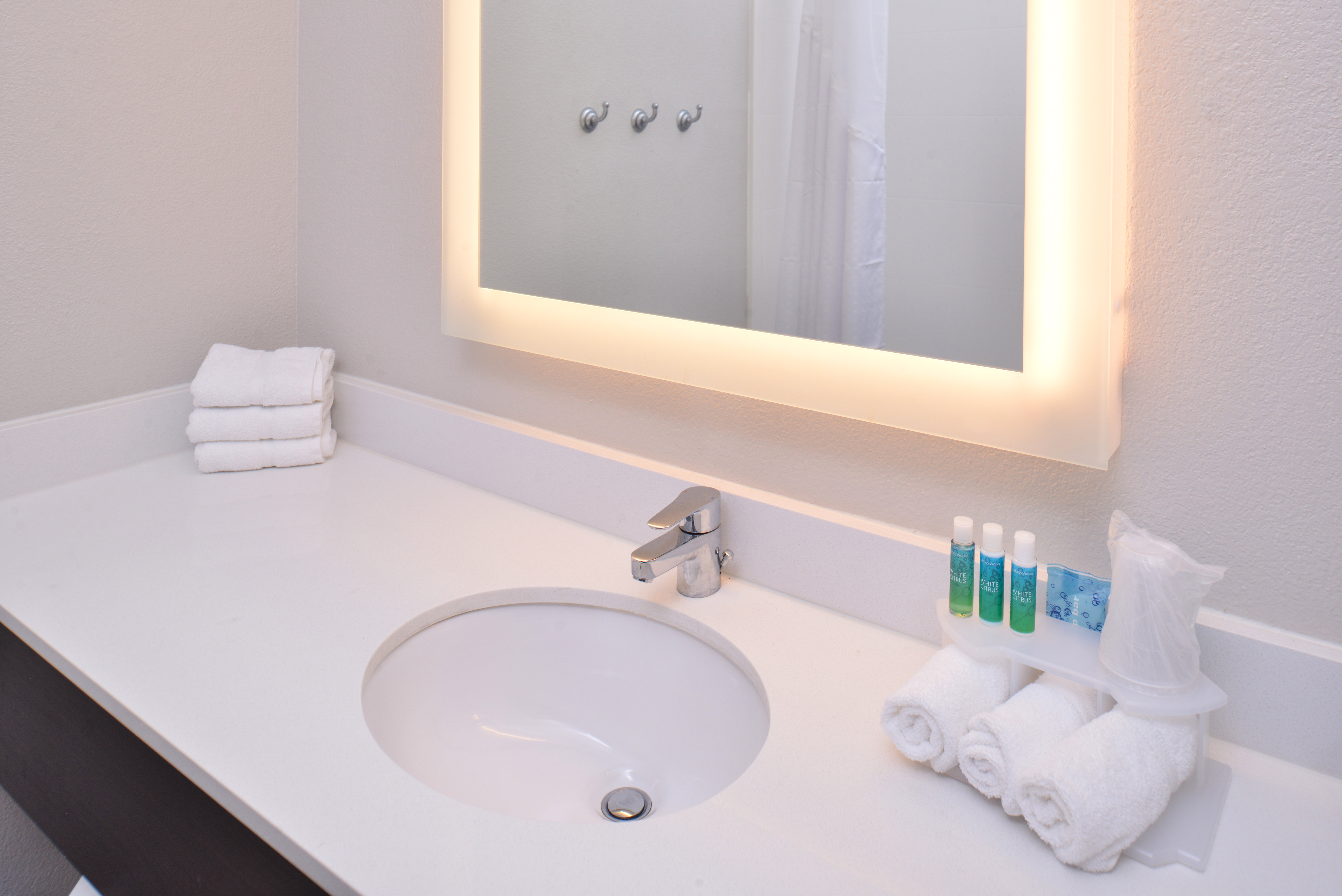 Holiday Inn Express & Suites Corpus Christi-N Padre Island 48/48