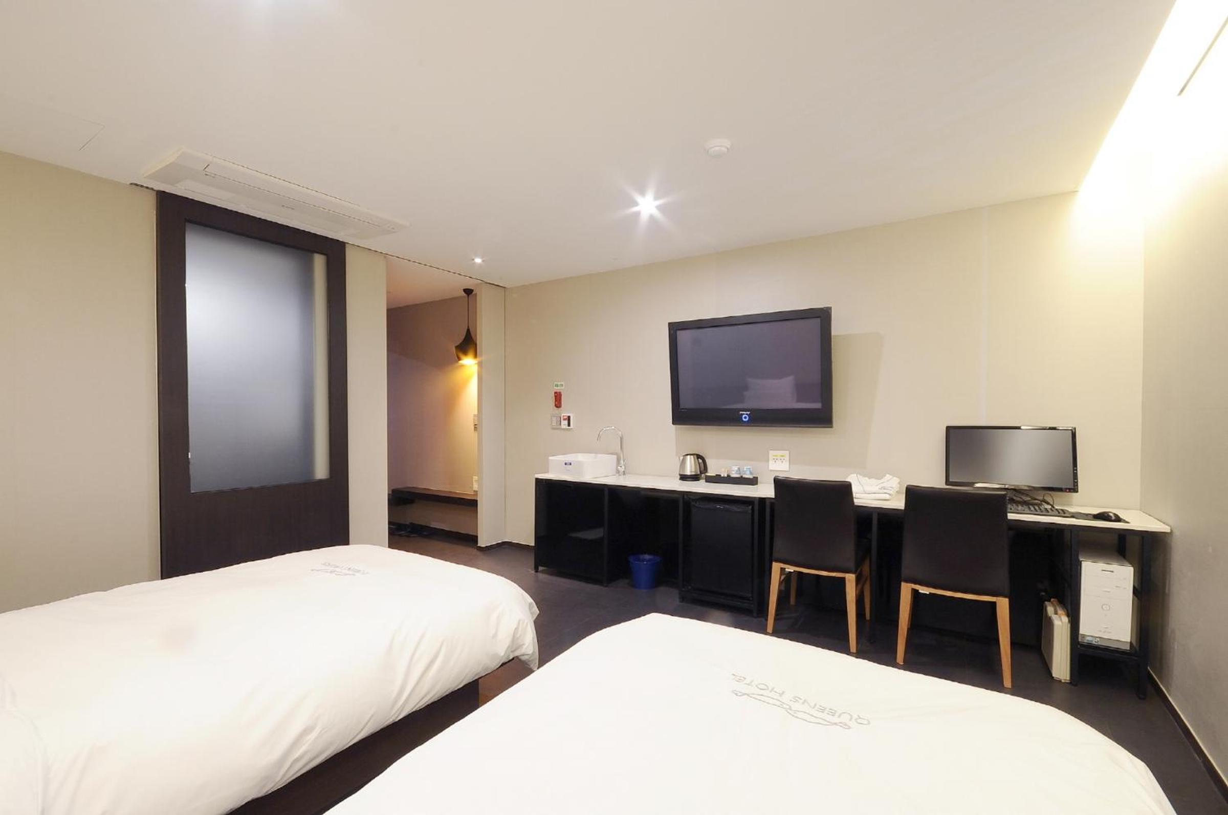 Deluxe, 1 Double and 1 Single Bed
