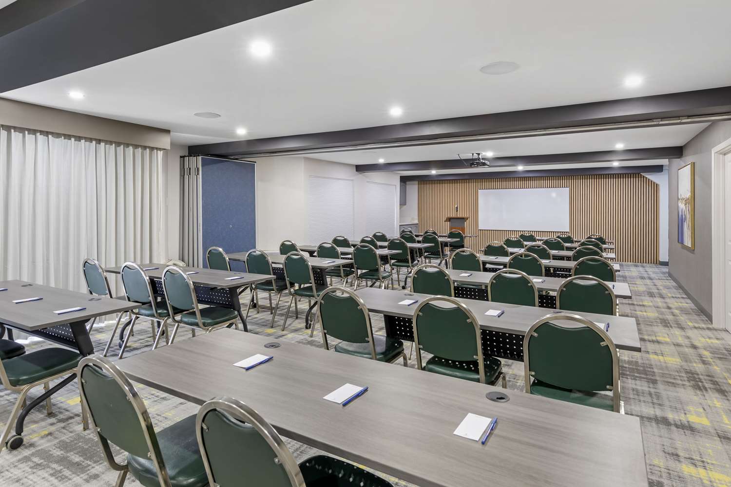 Comfort Inn & Suites Irvine Spectrum 44/49