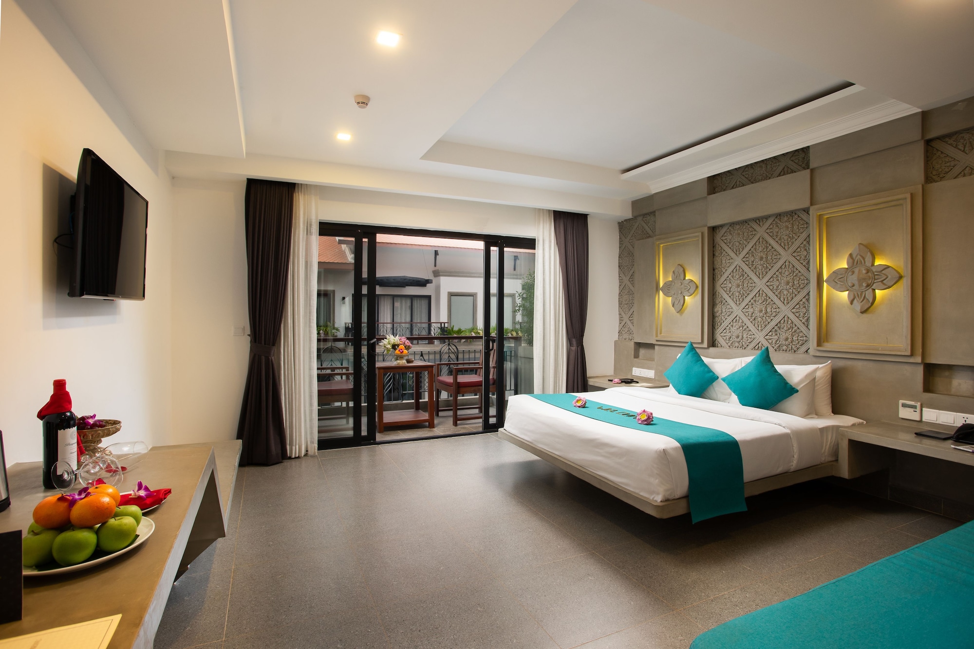 DELUXE, KING BED