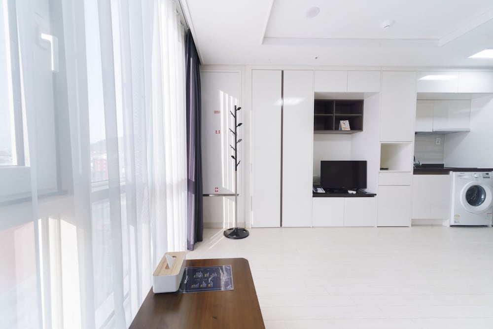 The Venezia Suite Hotel 33/45