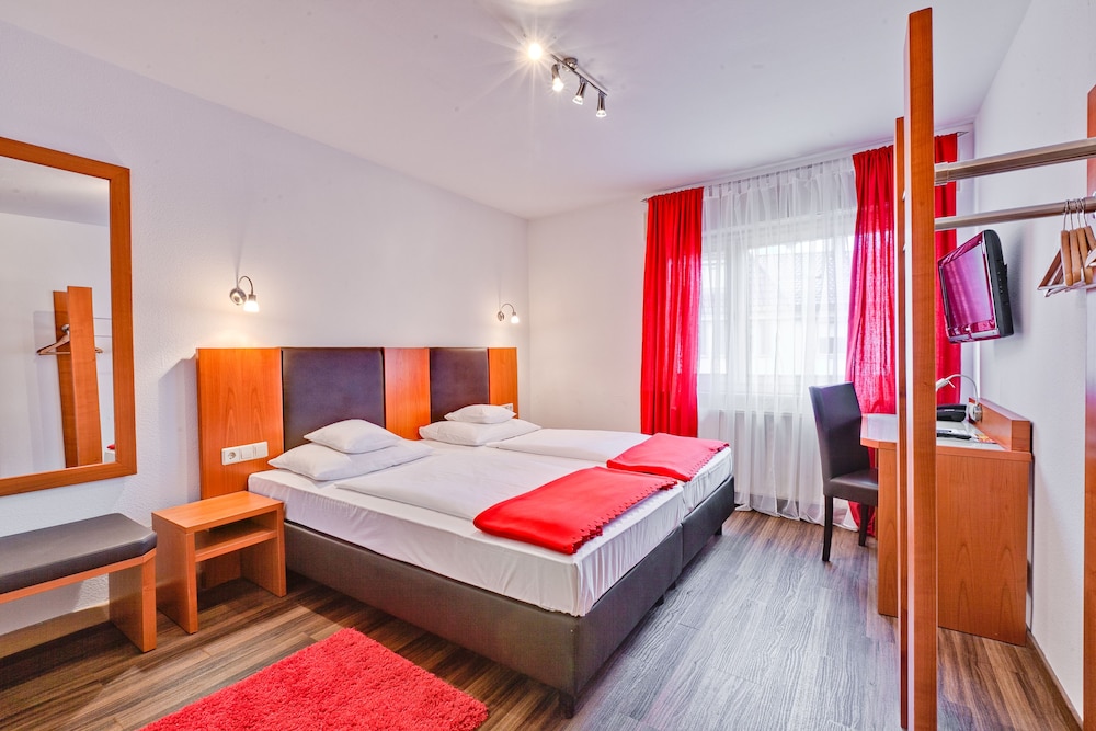 ROOM, DOUBLE BED