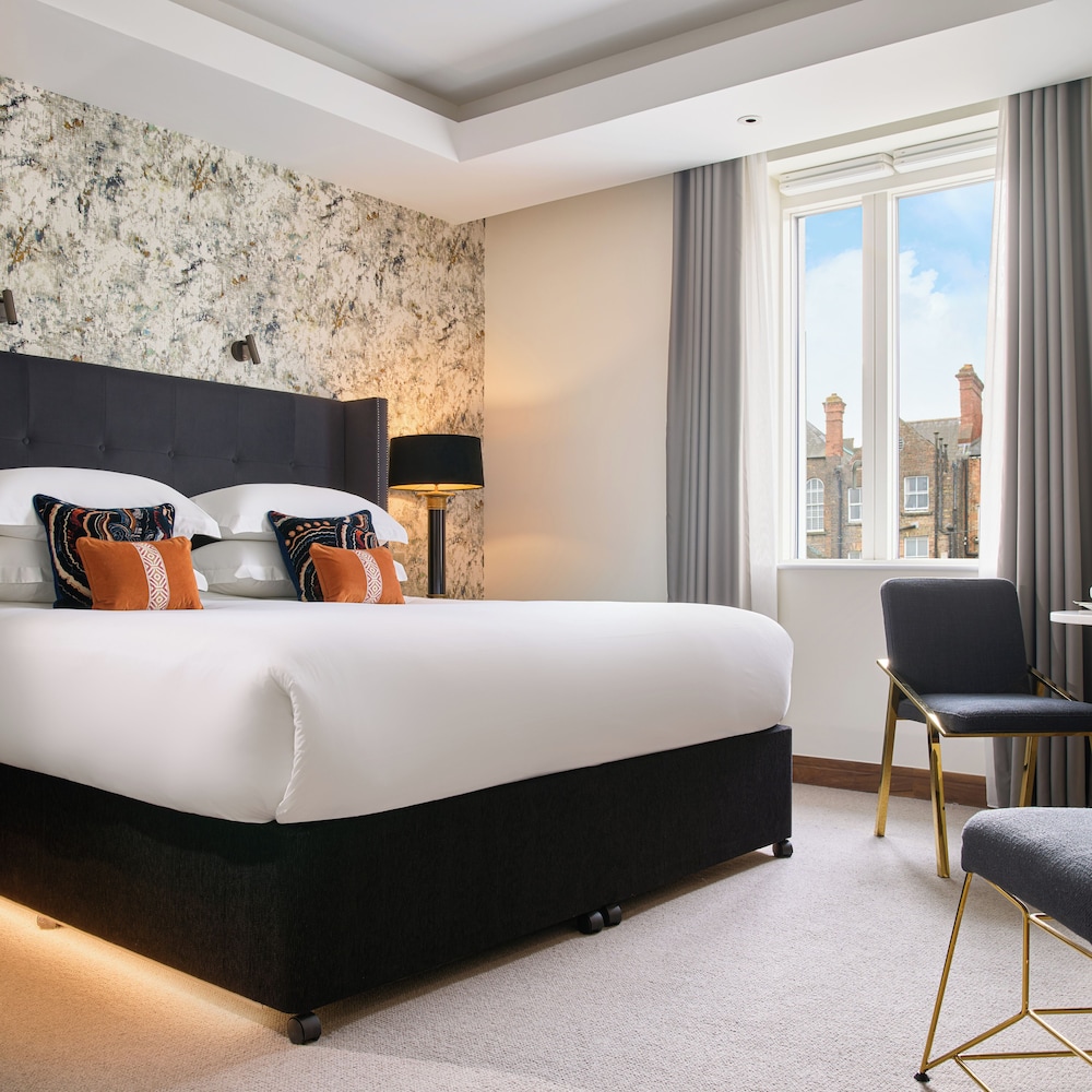 DELUXE, KING BED