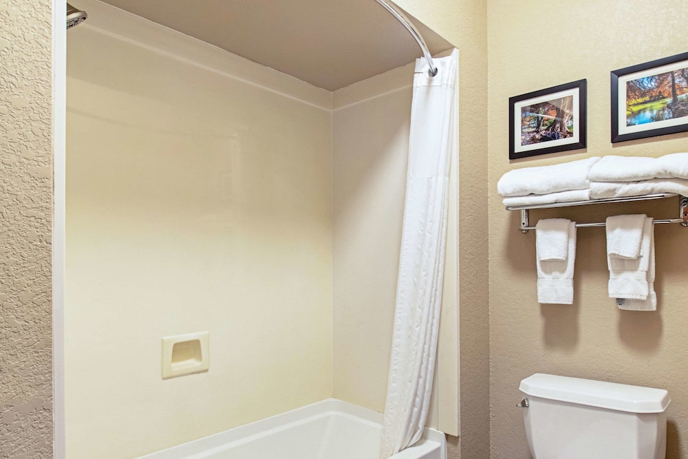 Comfort Inn & Suites Fredericksburg TX 7/30