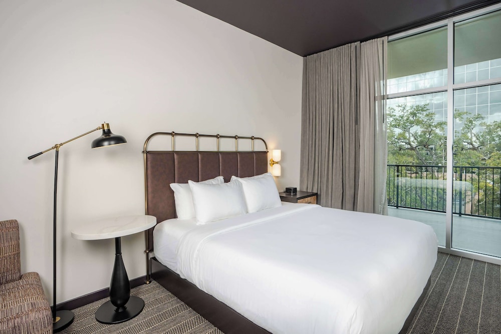 SUITE, KING BED, BALCONY