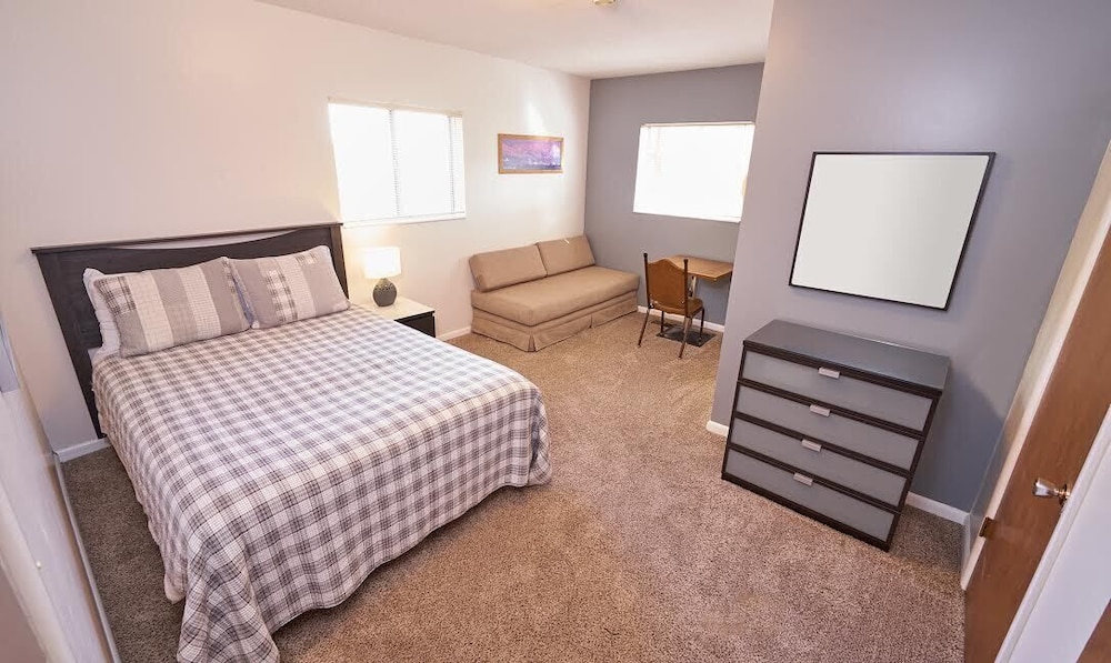 ROOM, 1 QUEEN AND 1 SINGLE BED, SOFA