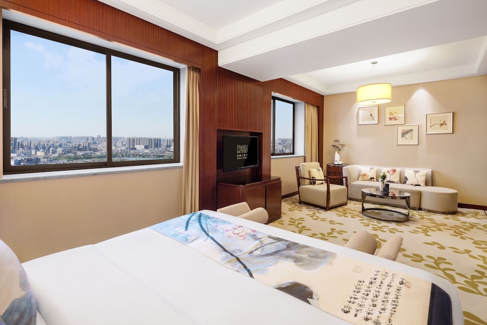 Enlux Hotel (Baotu Quanquan City Plaza) 32/59