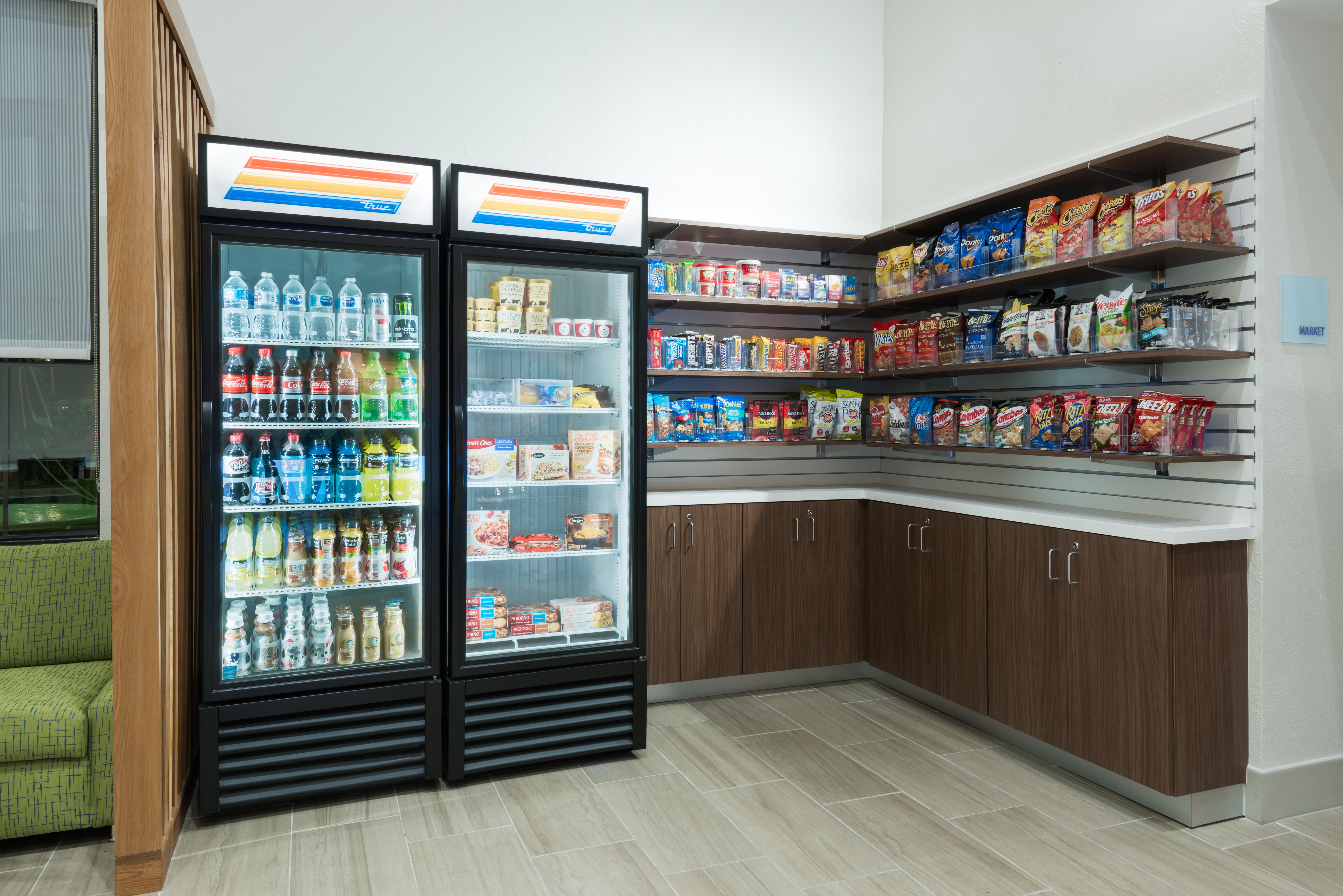 Holiday Inn Express & Suites Nearest Universal Orlando 34/48