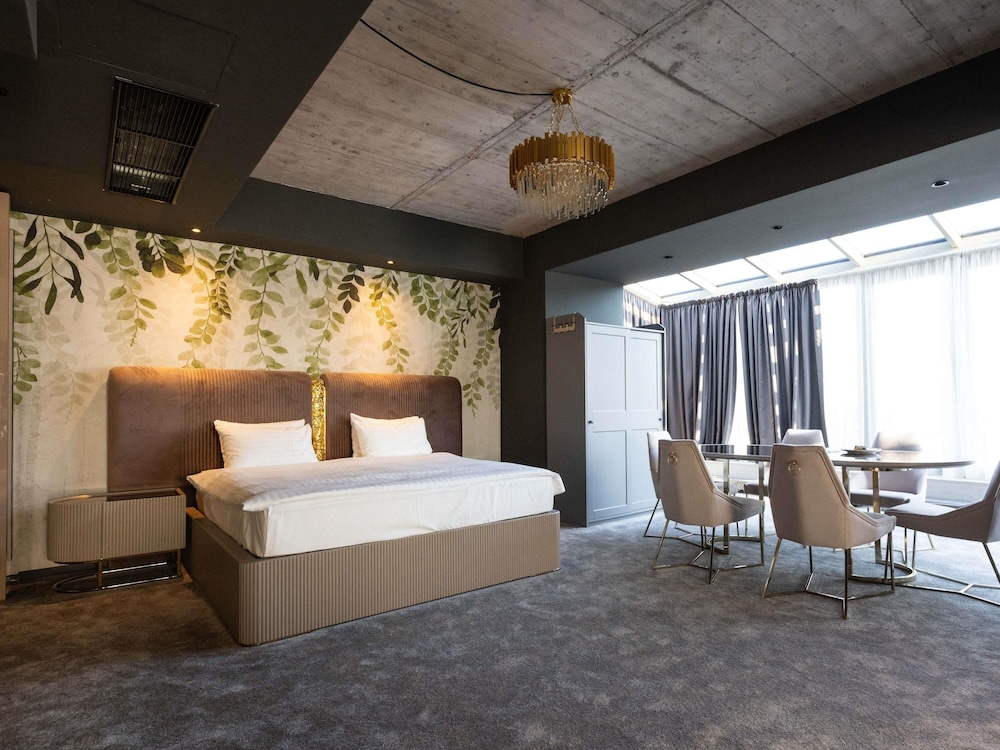 Executive, Suite, Double Bed, Sofa, Mercure Timisoara 2/10