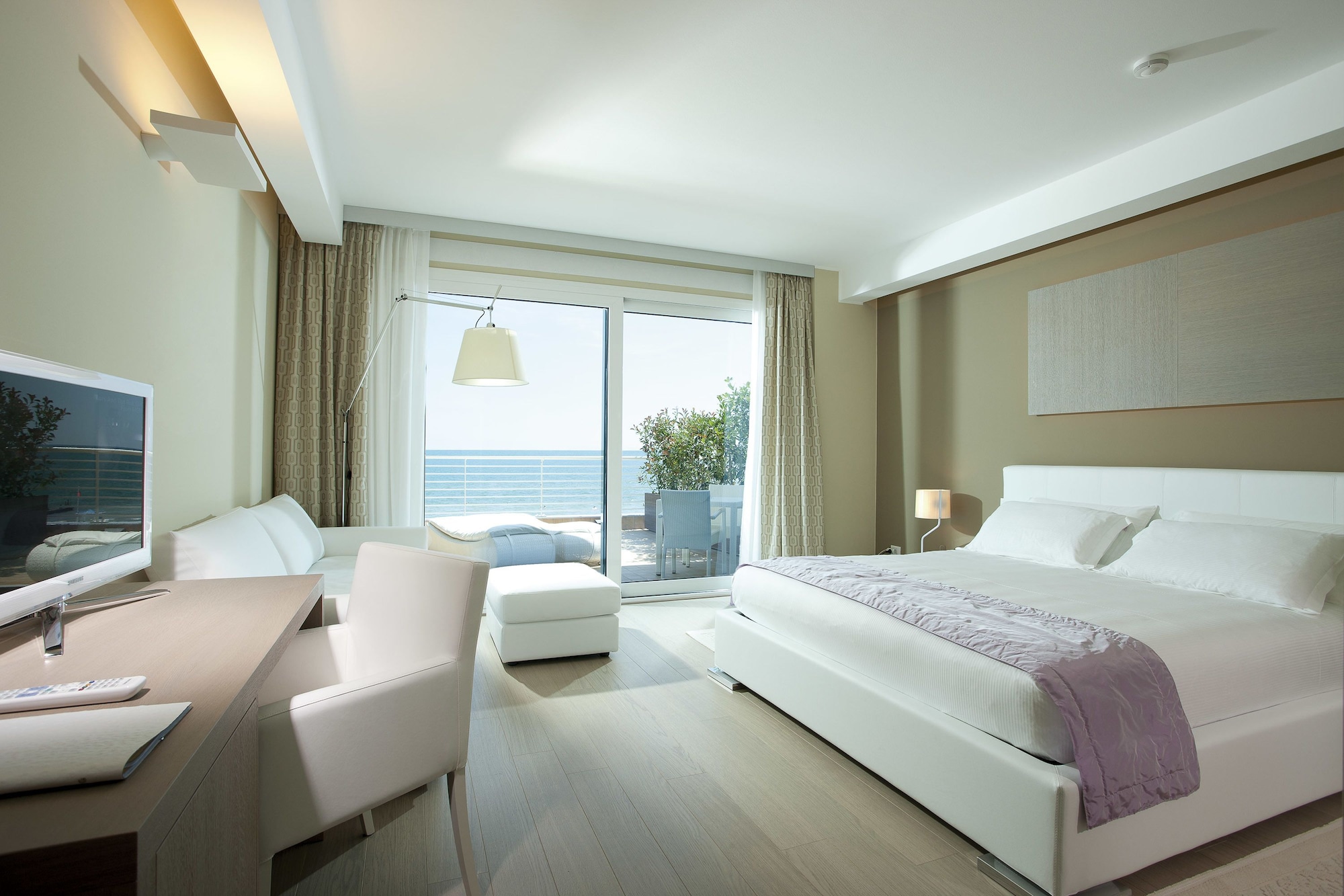EXECUTIVE, DOUBLE BED, SEA VIEW