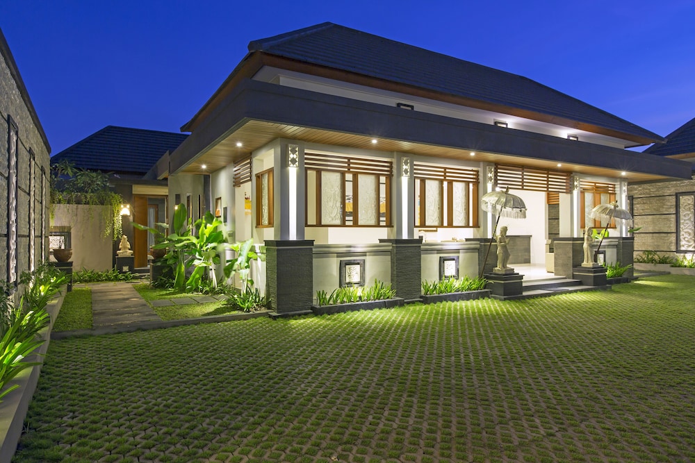 The Banyumas Suite Villa Legian 4/39