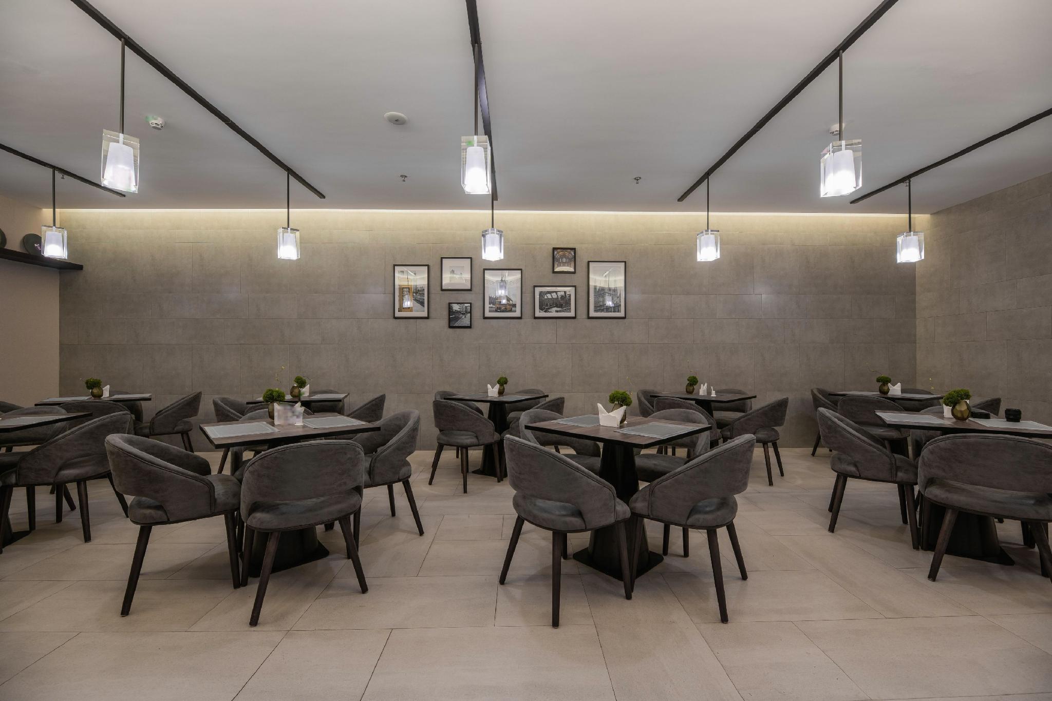 Home Inn Plus (Chongqing Jiefangbei Pedestrian Street) 32/42