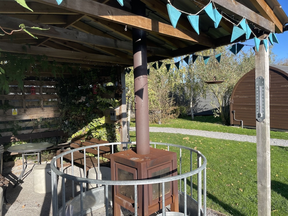 The Little Hide - Grown Up Glamping 40/50