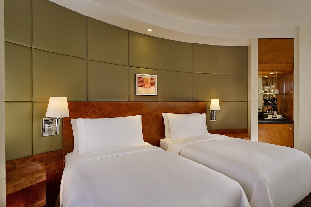 EXECUTIVE, TWIN BEDS