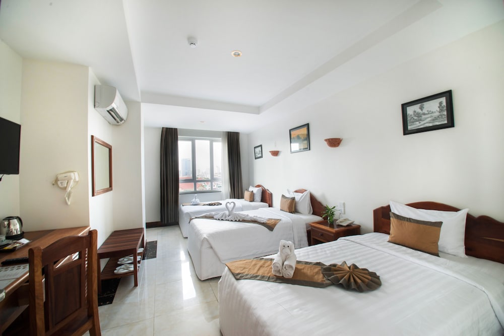 DELUXE, TRIPLE, 3 BEDS, CITY VIEW, BATHTUB