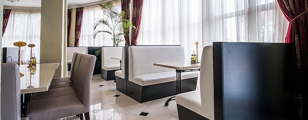 Sherbourne Hotel 25/32