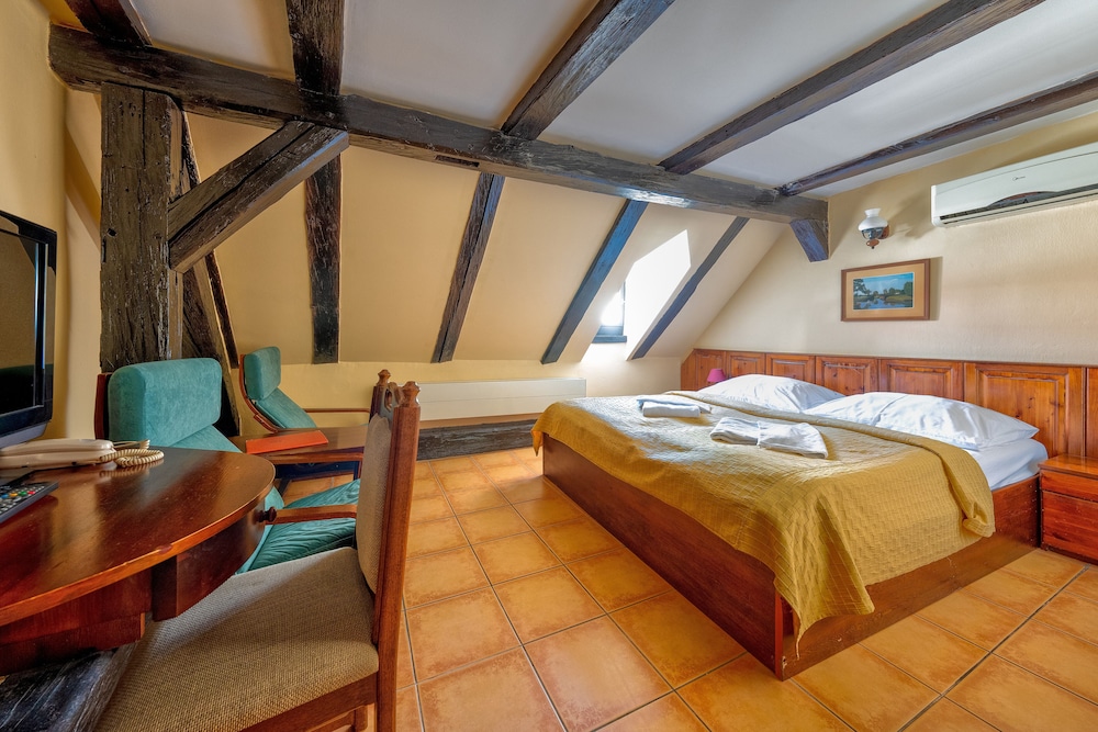 Room, Queen Bed, Attic