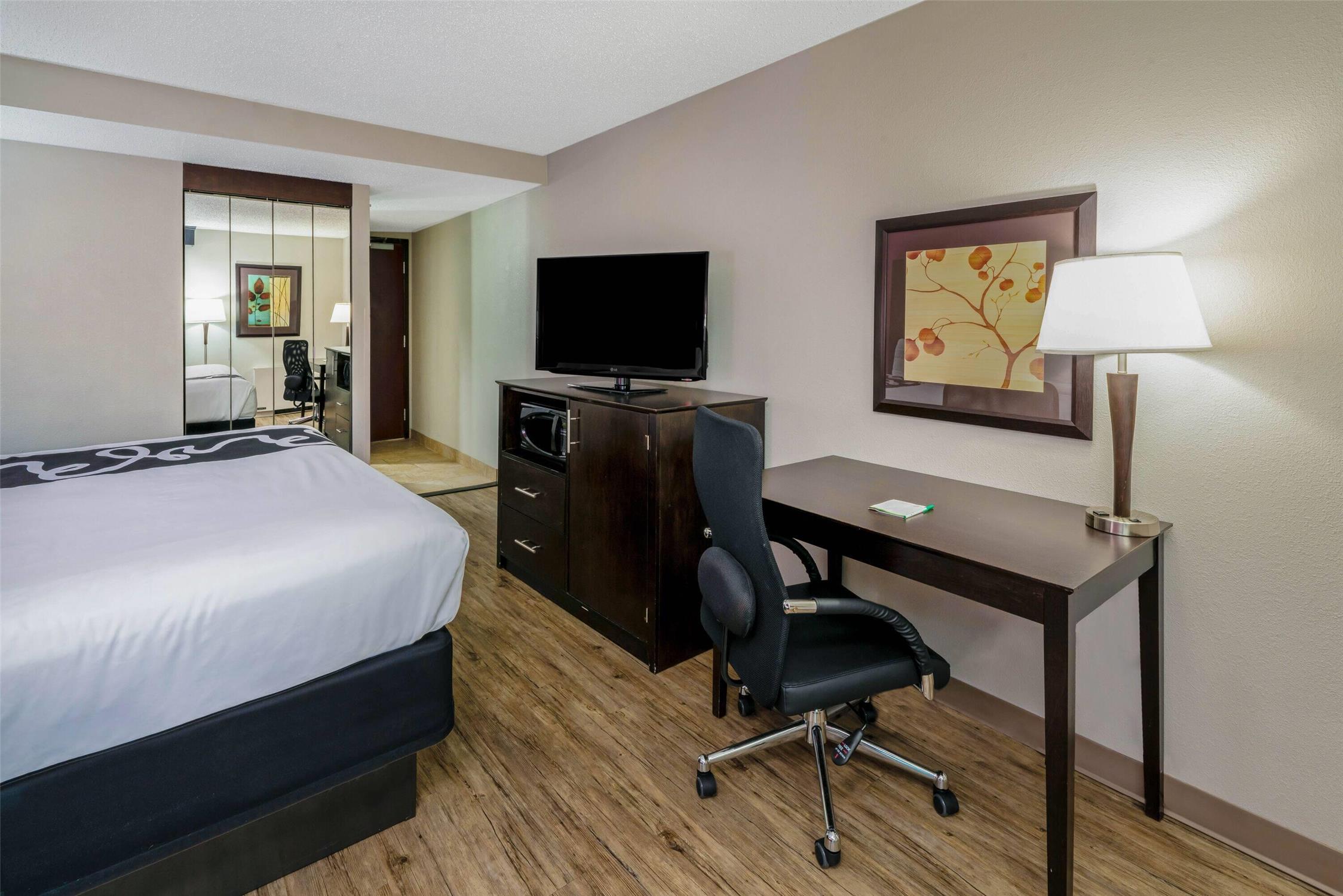 La Quinta Inn & Suites by Wyndham Dallas I-35 Walnut Hill Ln 40/46