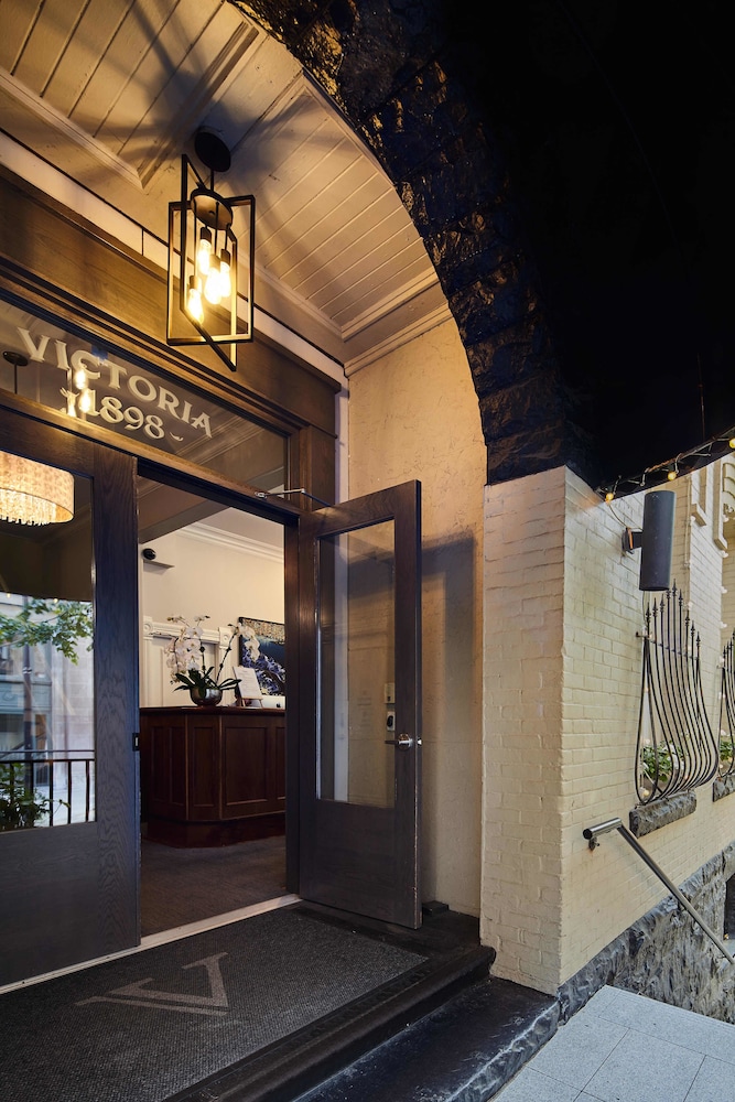 Victorian Hotel 9/74